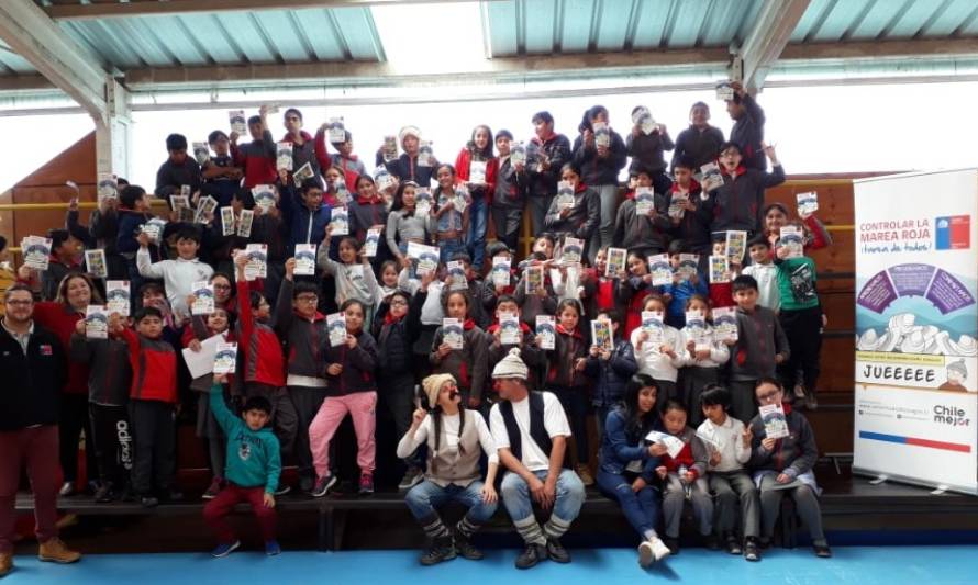 Con títeres y cuentos los niños en Chiloé aprenden sobre la marea roja