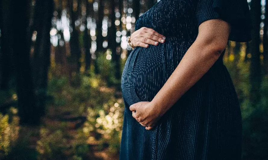Valora aprobación del proyecto que permite compatibilizar estudios superiores con embarazos