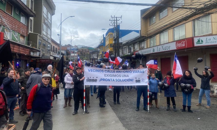 Vecinos y comerciantes de la calle Antonio Varas protestan por abandono de las obras