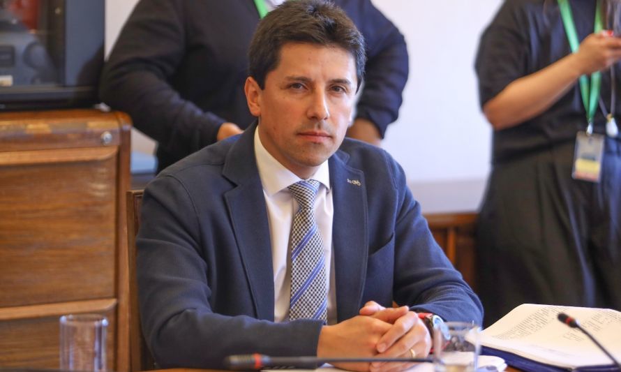 Diputado González emplazó a la ministra de Obras Públicas por Puente Chacao 