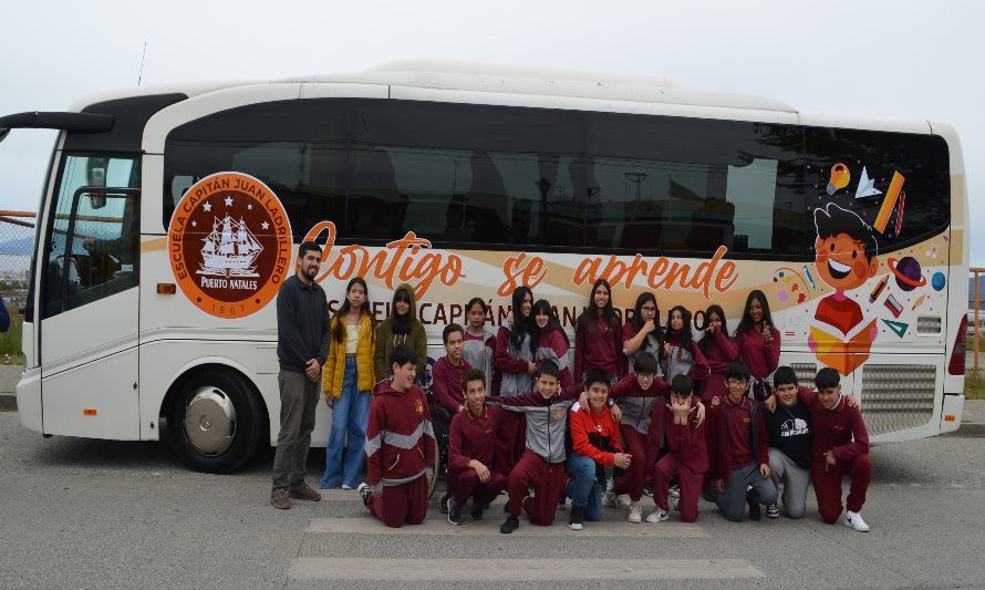 Empresas skorpios y AquaChile donaron un bus a escuela                                