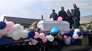 Miles de personas despidieron a los tres hermanitos que fallecieron en volcamiento de camión en Chiloé