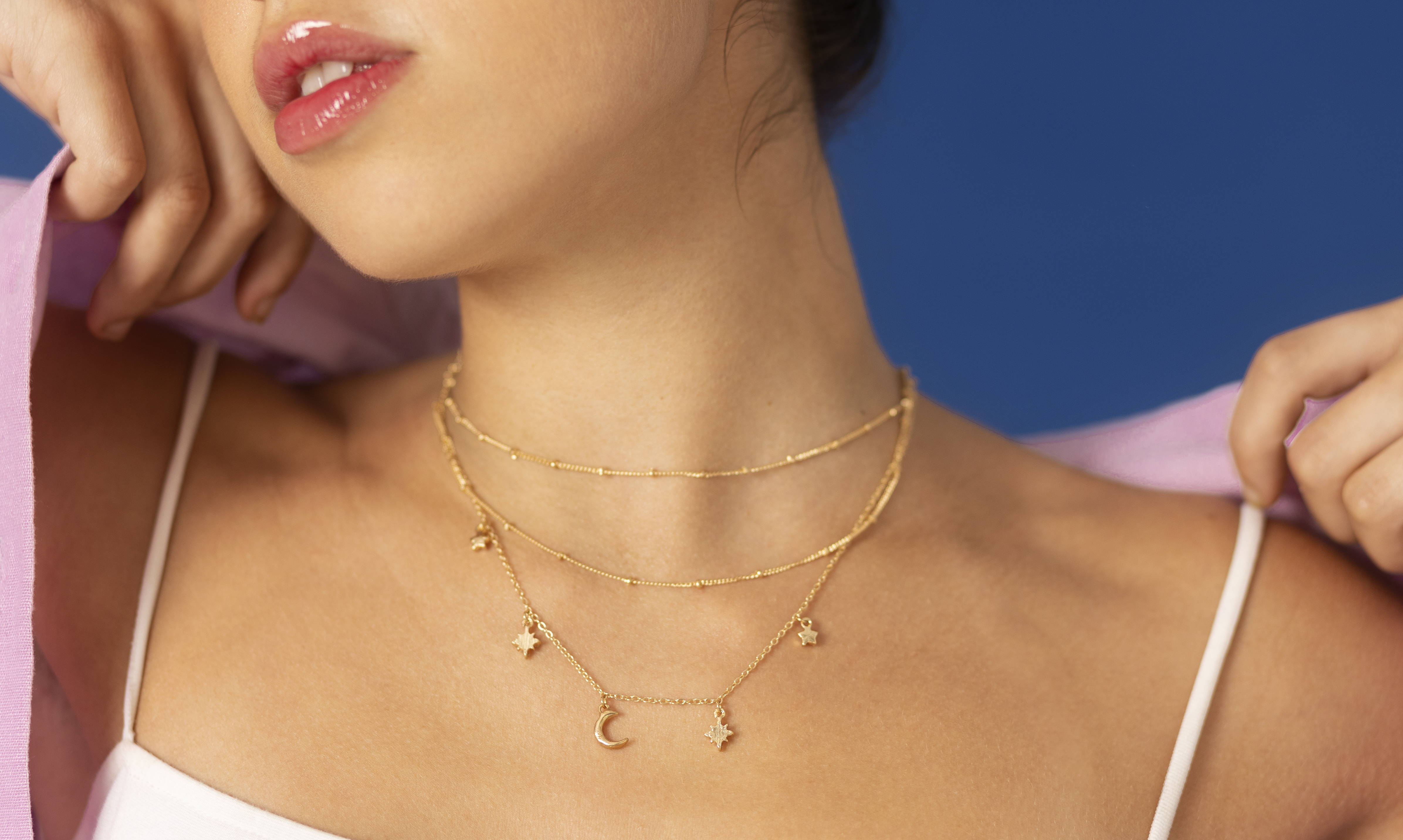 Cómo combinar tus collares de oro con otros accesorios para un look perfecto