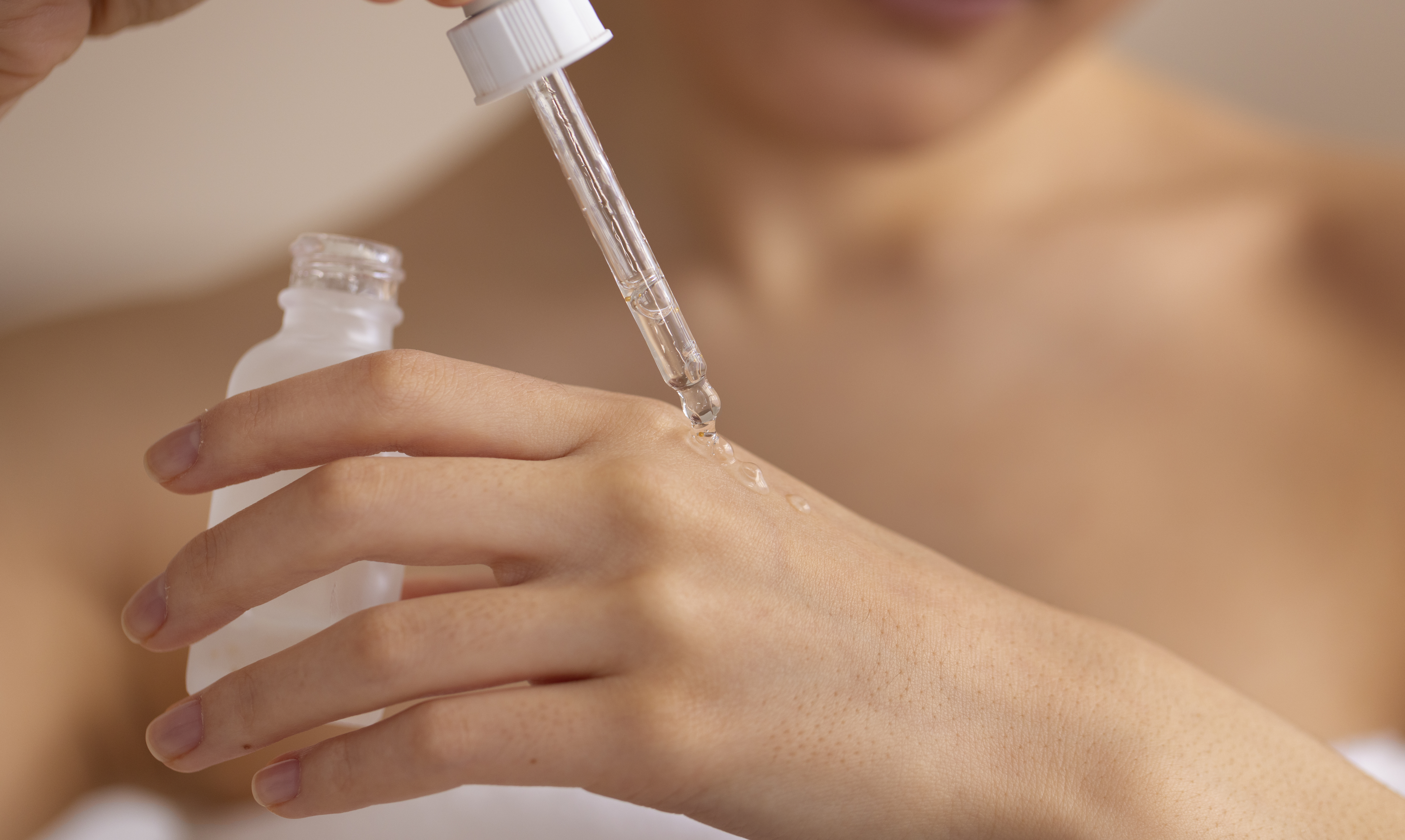 El rol de los sérums en tu rutina de skincare: ¿Por qué son esenciales?