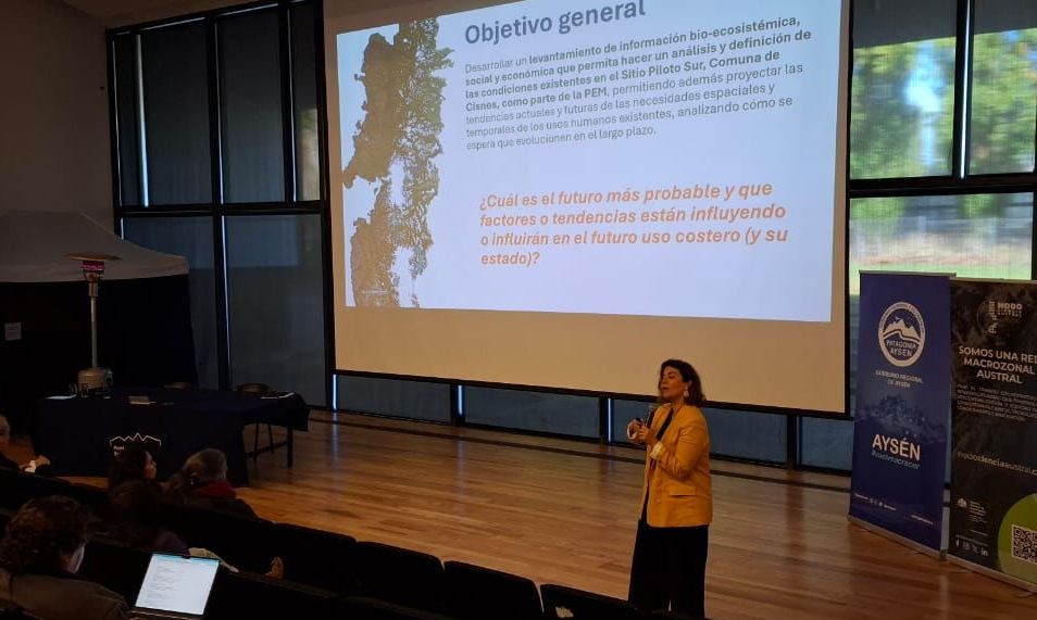 Académica de Ingeniería y Ciencias UAI comparte resultados de geoportales costeros y climáticos en la zona sur de Chile