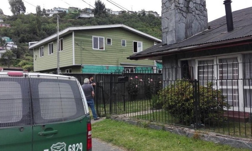 Mujer fallece en el interior de su vivienda, aparentemente de un paro cardiáco luego que la casa recibiera una pedrada que ingresó por la ventana