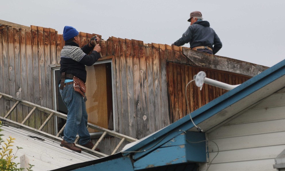 Comenzaron labores de reparación de viviendas afectadas por el ‘mini tornado’ en Alerce