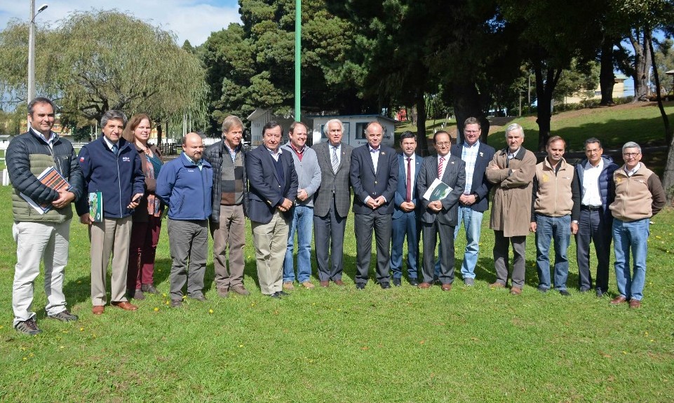 Ministro de Agricultura e Intendente visitan Osorno y se reúnen con gremios agrícolas