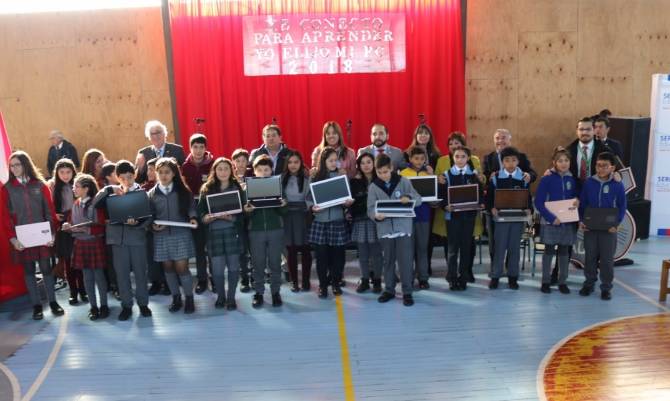 Más de 100 estudiantes de Maullín recibieron Computadores 