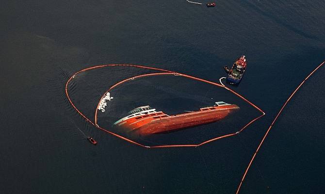 Comenzaron las tareas de reflotamiento del barco salmonero en Chonchi