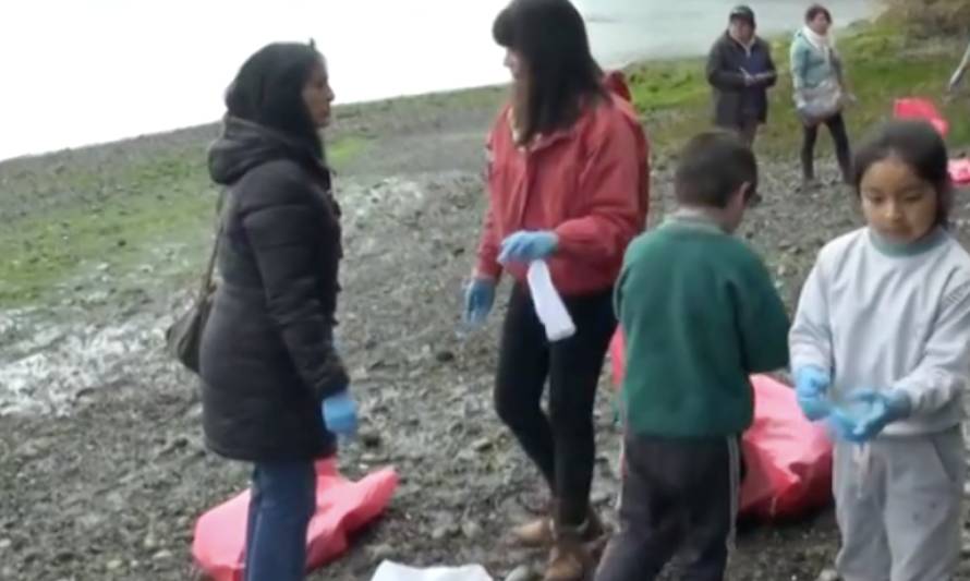 Adultos y niños participaron activamente en limpiar playas de la comuna 