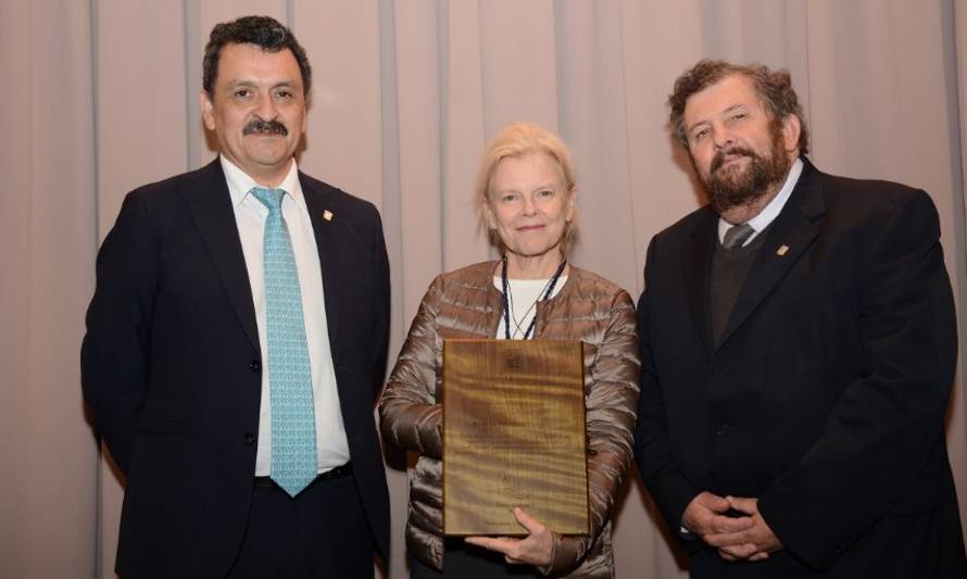  Kristine McDivitt Tompkins recibió Premio “Luis Oyarzún” entregado por la UACh