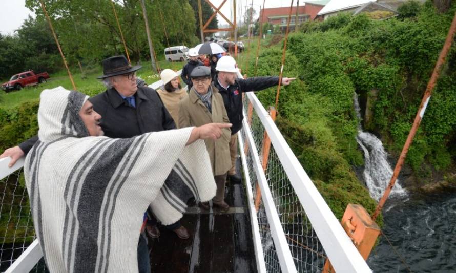 Autoridades visitan obras del puente mecano en Cancura