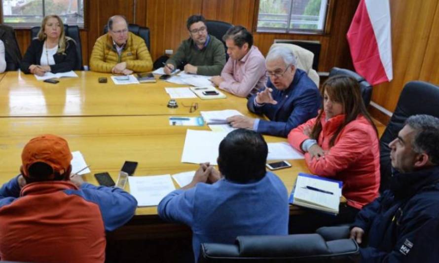 Intendente se reúne con pescadores de Hualaihué que este lunes protagonizaron manifestaciones en la carretera austral.