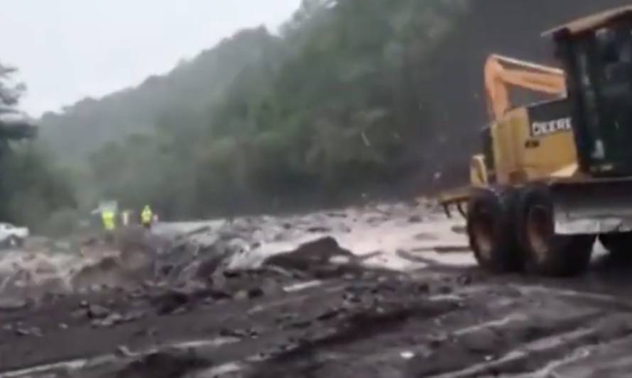 Ministerio de Obras Públicas avanza en reparar caminos dañados por sistema frontal