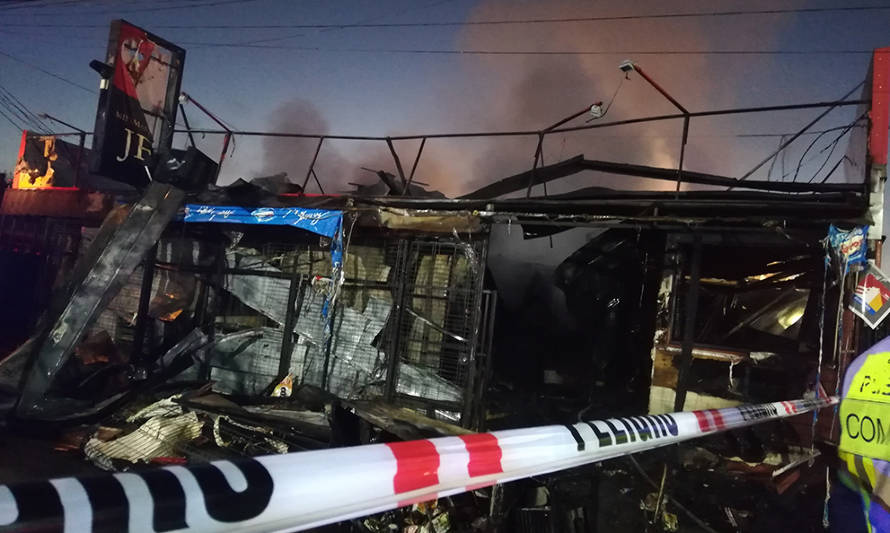 Incendio destruye vivienda, negocio y bodega en Población Vista Hermosa