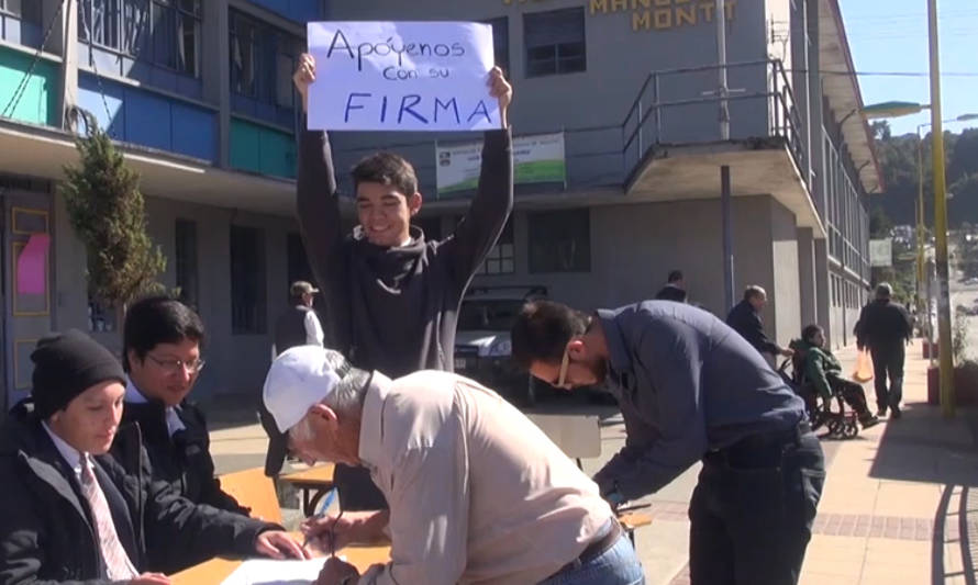 Comunidad del Liceo de Hombres recolecta firmas para mostrar su malestar ante salida de Rector