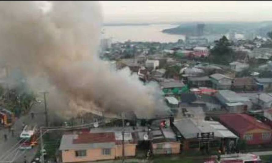 El incendio de Población Alerce también se pudo ver desde el aire
