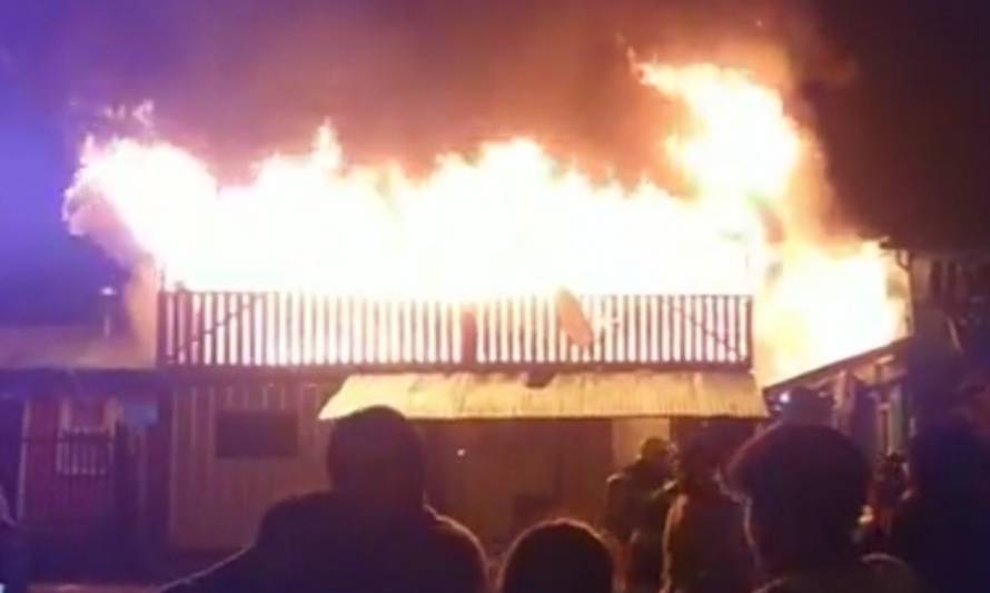 Incendio en Rahue Alto deja 14 personas damnificadas y un bombero herido