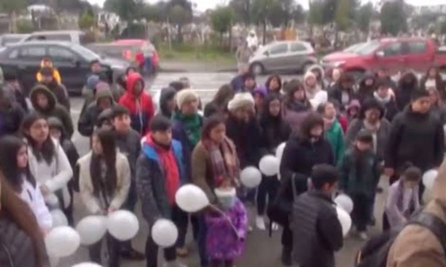 Manifestantes protestaron frente al Colegio Santo Tomás de Puerto Montt por fallecimiento de escolar