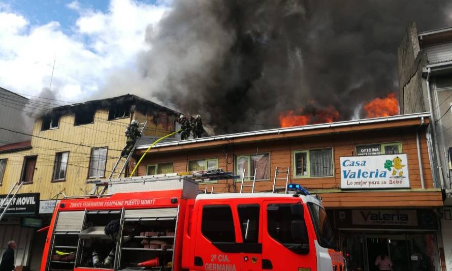 Incendio afecta a tres inmuebles comerciales en pleno centro de Puerto Montt