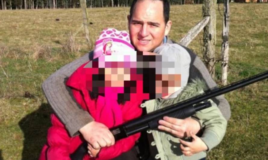 Arde polémica en Los Ríos:  Intendente admitió error de haber fotografiado a sus hijos con un arma