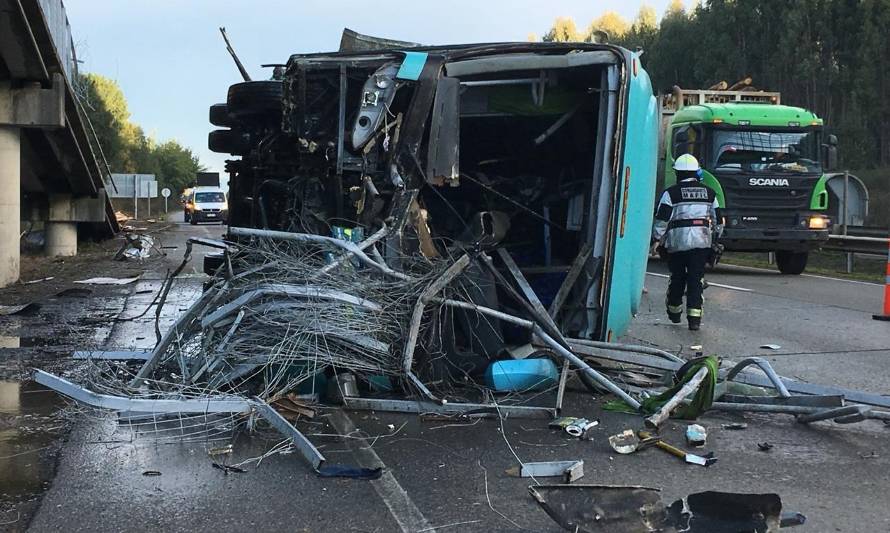 Bus proveniente de Frutillar volcó en Ruta 5: Conductor se habría dormido