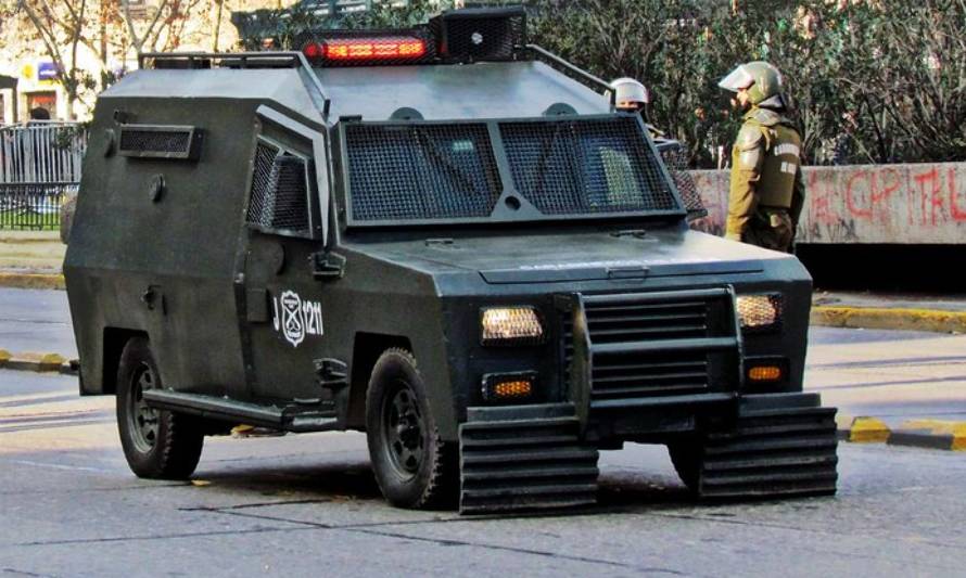 Puerto Montt: Mujer se habría lanzado sobre carro policial en movimiento 