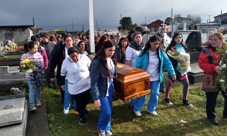 Emotiva despedida de joven madre víctima de femicidio en Maullín
