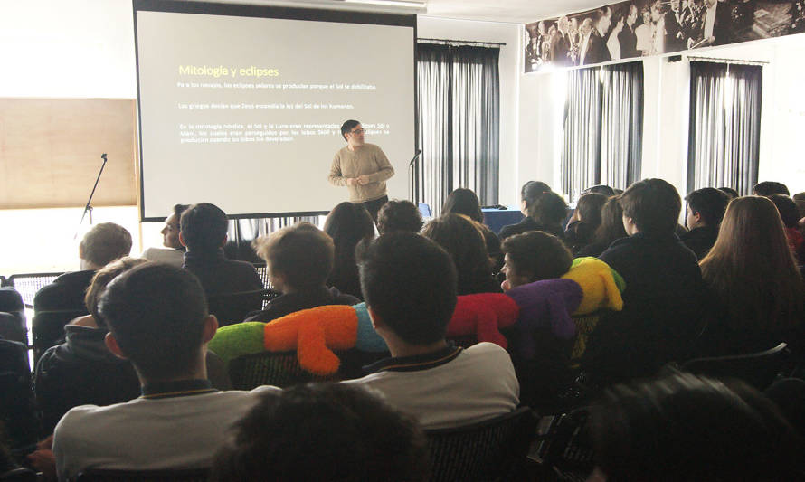 Charla sobre el Sol y el Eclipse para escolares con la UACh