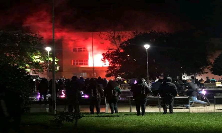 Manifestantes lanzaron una bengala a la Gobernación de Osorno