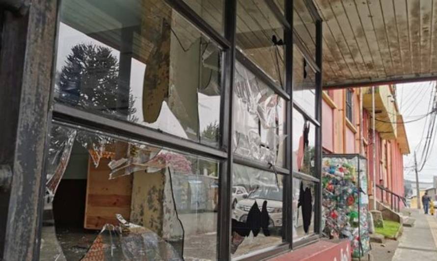 En medio millón de pesos avaluaron daños a ventanales de la municipalidad de Ancud tras ataque