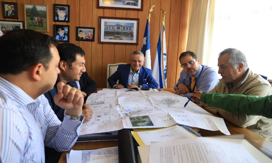 Municipalidad de Puerto Varas y Servicio de Salud del Reloncaví acuerdan infraestructura vial asociada a proyecto de futuro hospital  