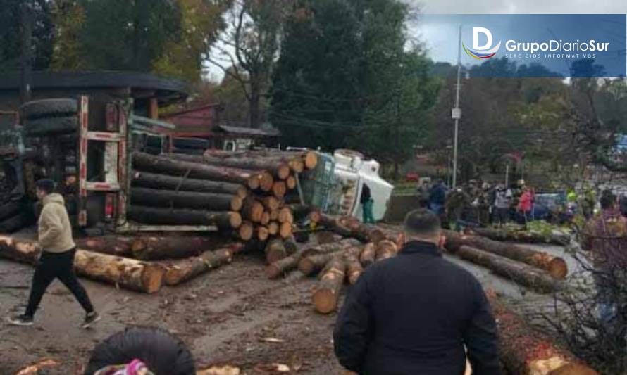 [ÚLTIMA HORA] Camión volcó en plena plaza de Panguipulli