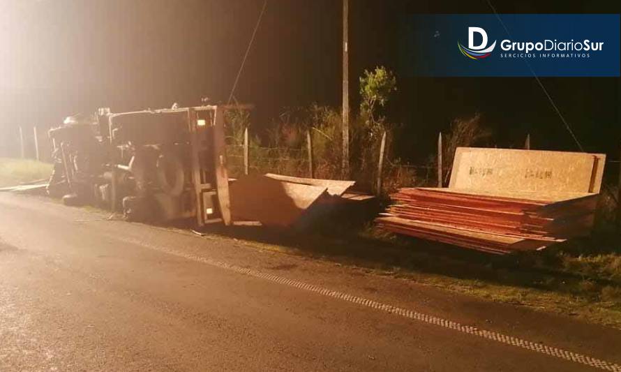 [ESTA NOCHE] Hombre murió aplastado por carga de su camión entre Valdivia y Paillaco