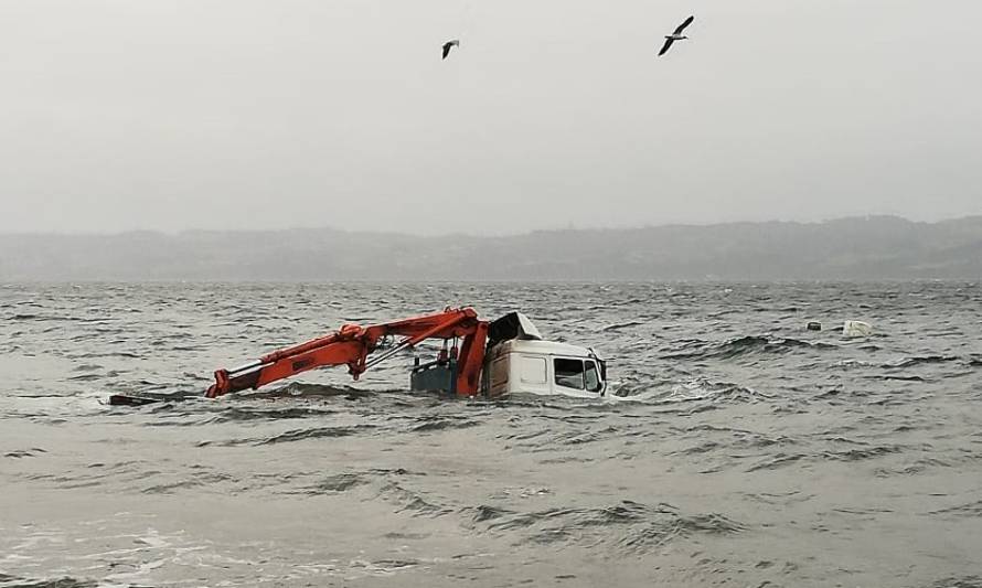 Chiloé: Camión se hundió en el mar en Isla Lemuy