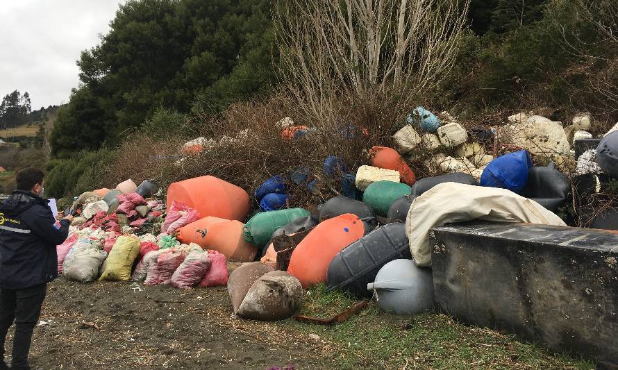 Empresas acuícolas tienen 10 días para limpiar playas en Chiloé

