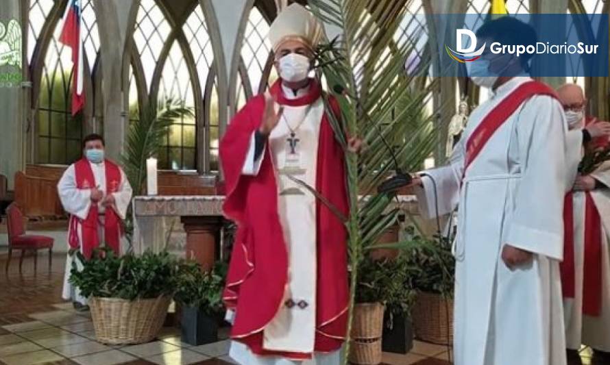 El obispo Jorge Concha dio inicio a la conmemoración de la Semana Santa con la bendición de ramos desde la Catedral San Mateo. (Foto Obispado de Osorno).