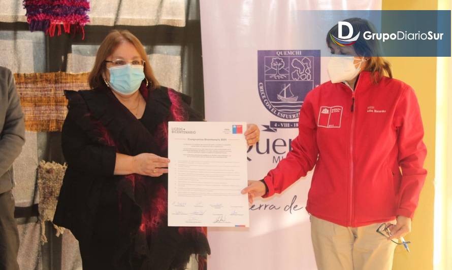 Firmaron convenio que oficializa al Liceo Polivalente como Liceo Bicentenario de Quemchi