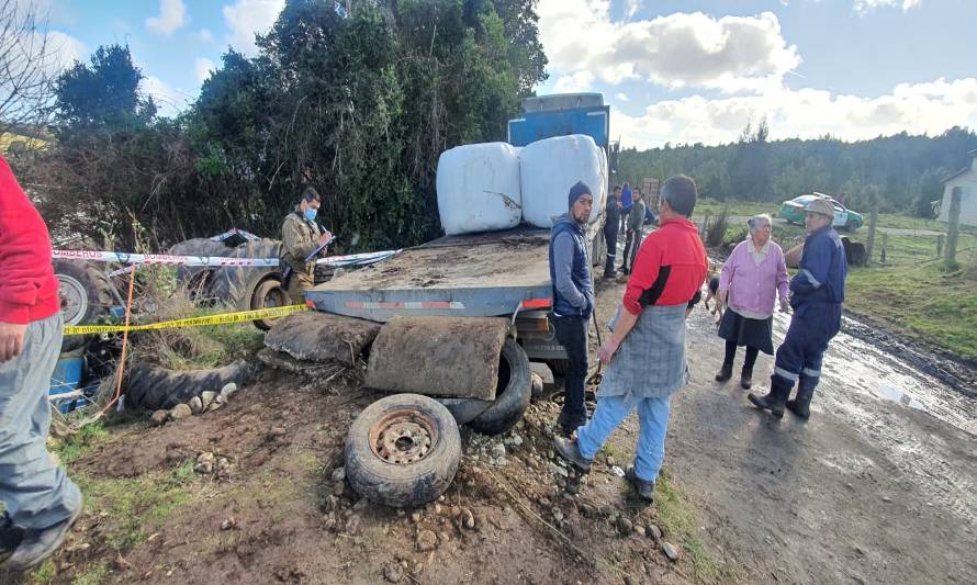 Operador de tractor murió aplastado luego que la máquina volcó 