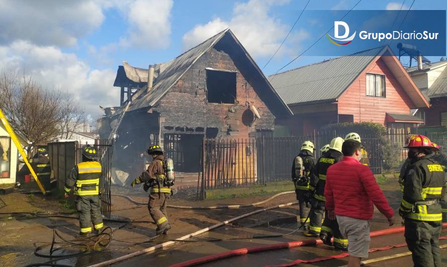 Tres damnificados dejó incendio de vivienda de dos pisos en Osorno