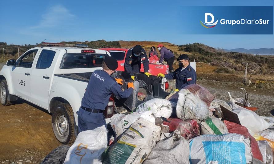 Toneladas de basura fueron recolectadas en limpieza de playa de Ancud