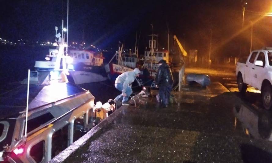 Con vida rescataron a cinco tripulantes desde lancha motor que se hundía 