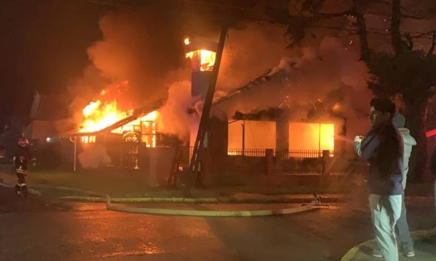 Incendio destruyó inmueble en Puerto Varas