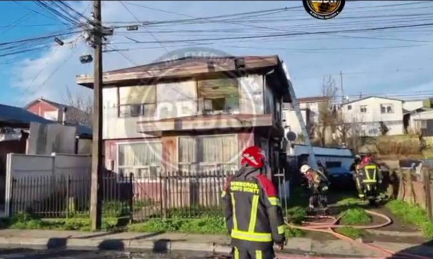 Incendio afectó antigua casona de población Libertad en Puerto Montt