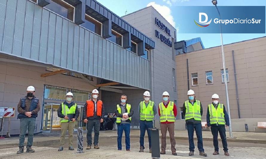 Director Nacional de Arquitectura del MOP visitó obras del Hospital de Quellón