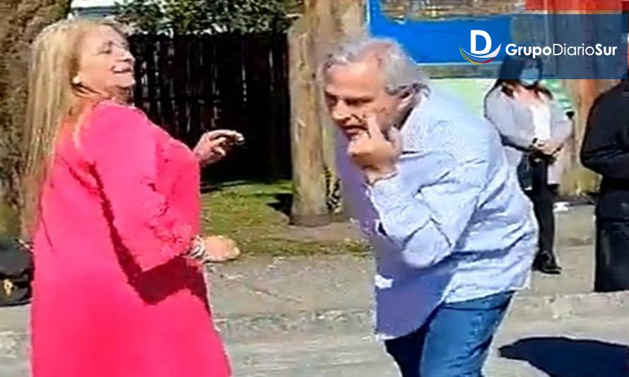 El senador Moreira siguió en el acto después de la agresión