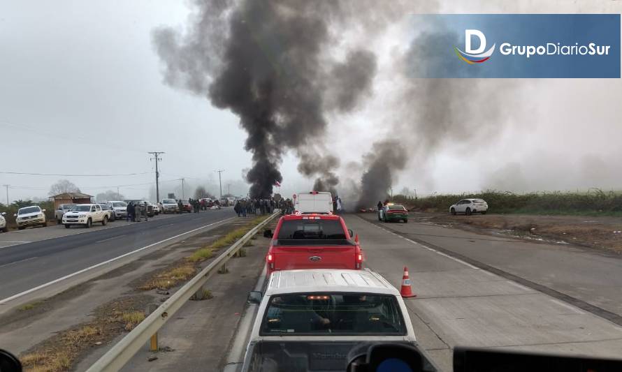 Agricultores esperan confirmación de rescate para detener barricada de Ruta 5 en Los Ríos