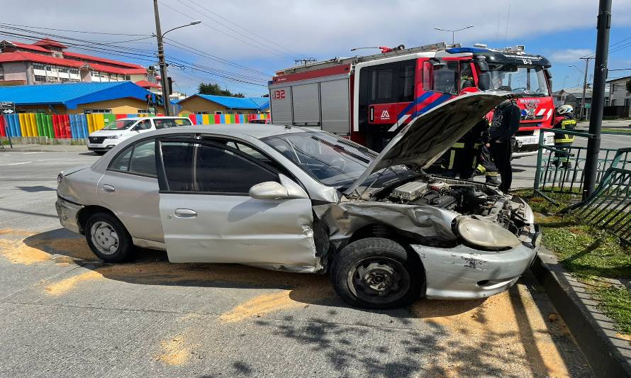 Conductor colisionó camioneta abandonó su automóvil y se dio a la fuga con su acompañante