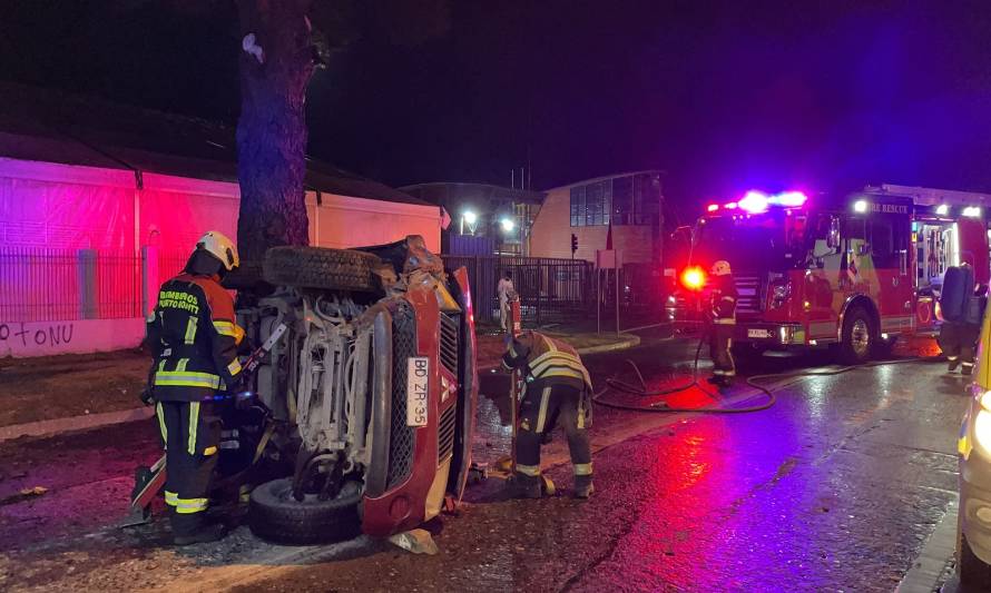 Camioneta volcó y chocó contra árbol en avenida Angelmó